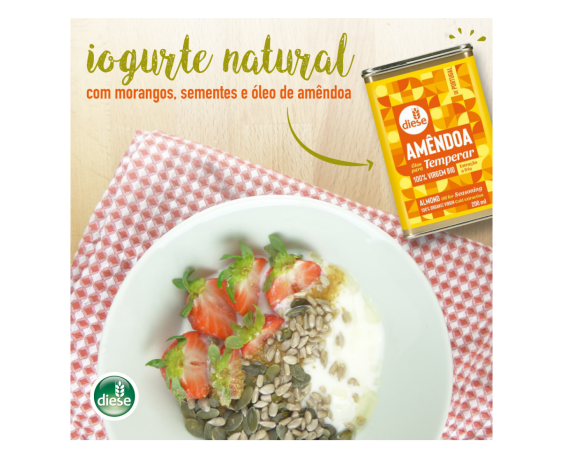 Iogurte natural com morangos, sementes e óleo de amêndoa